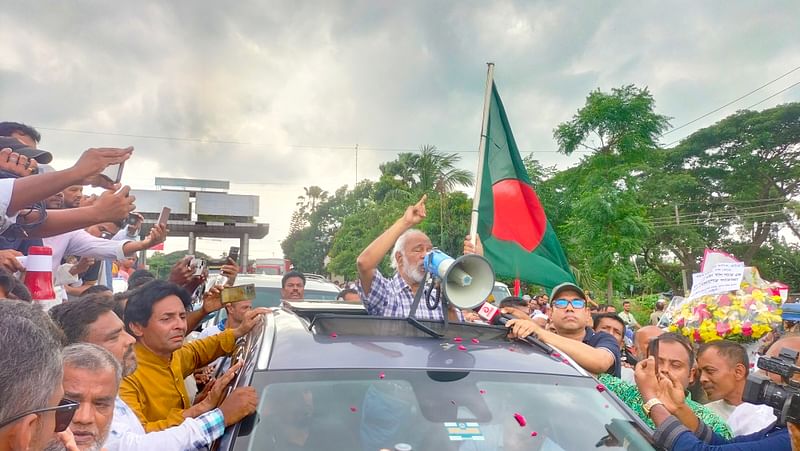 নেতা–কর্মীদের সামনে বক্তব্য দিচ্ছেন বিএনপির স্থায়ী কমিটির সদস্য ও সাবেক মন্ত্রী আবদুল মঈন খান। আজ শুক্রবার বিকেলে নরসিংদীর পলাশের ঘোড়াশালে